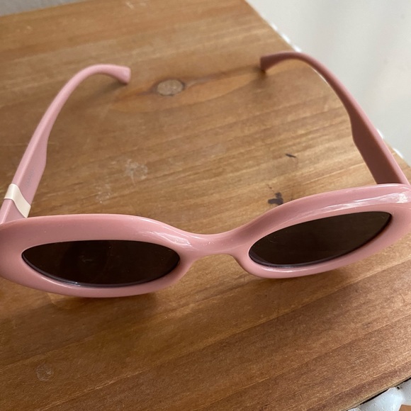 Bold Rrtro Oval Mod Frame Sunglasses - Picture 4 of 5